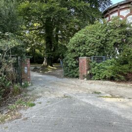 Flüchtlingsunterkunft vollständig geräumt – Containerabtransport über Friedhof Flüchtlingsunterkunft vollständig geräumt – Containerabtransport über Friedhof